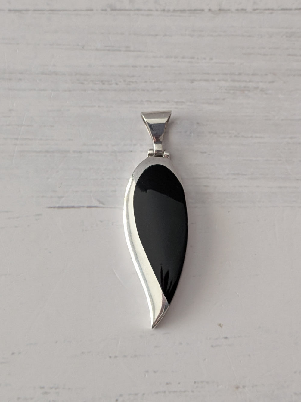 Handcrafted Vintage Artisan Sterling Silver Onyx Leaf Pendant - Picture 2 of 4
